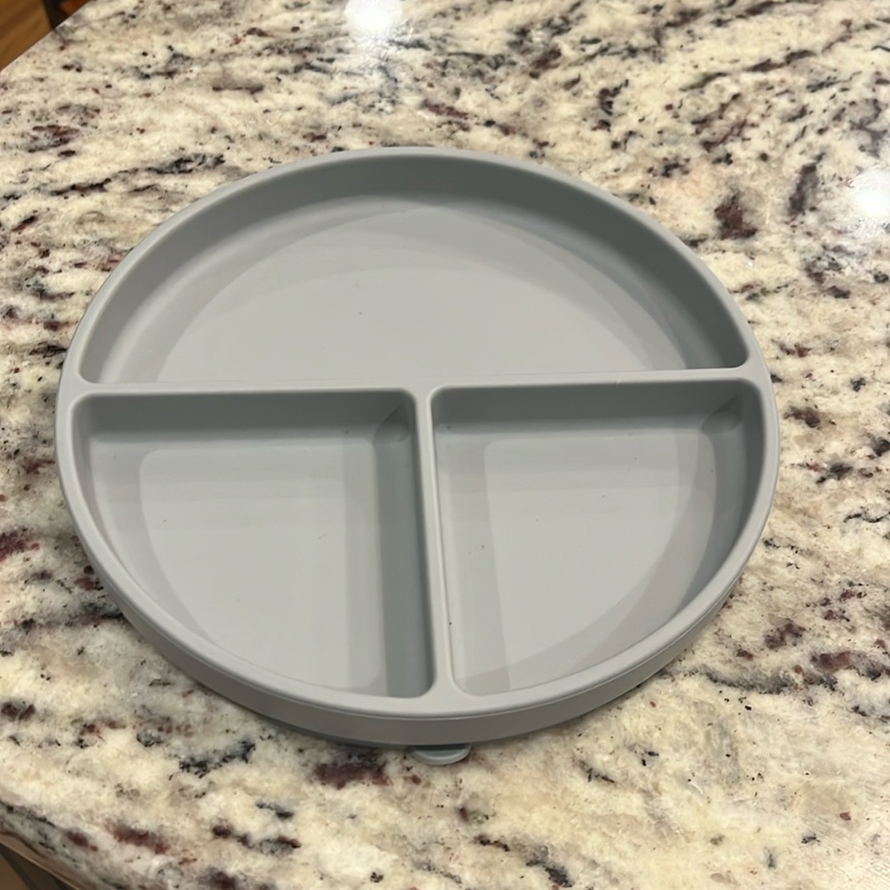 Mushie silicone divided plate with suction bottom